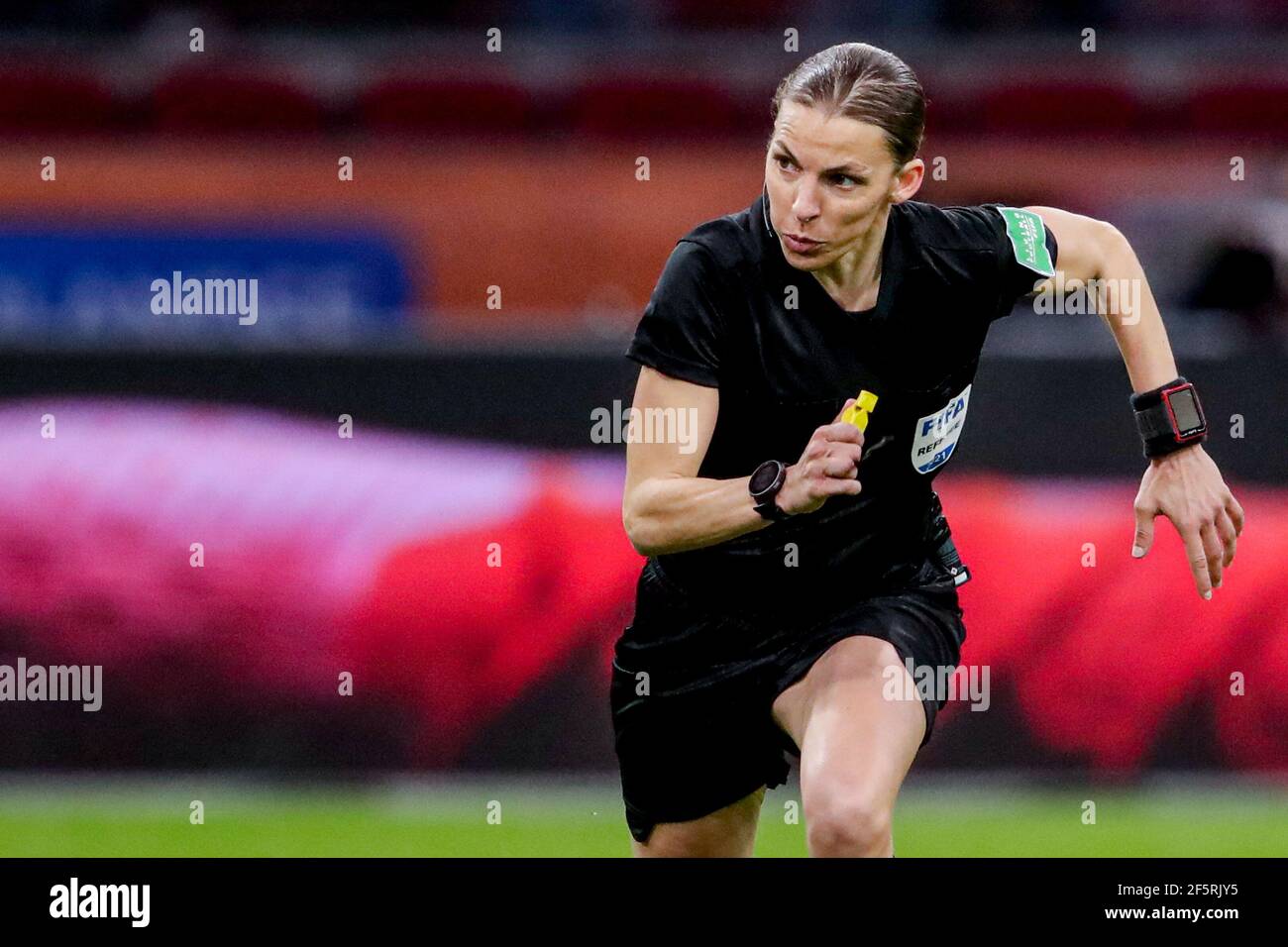 AMSTERDAM, PAESI BASSI - MARZO 27: Arbitro Stephanie Frappart durante la Coppa del mondo FIFA 2022 Qatar Qualifier match tra Paesi Bassi e Lettonia a J. Foto Stock