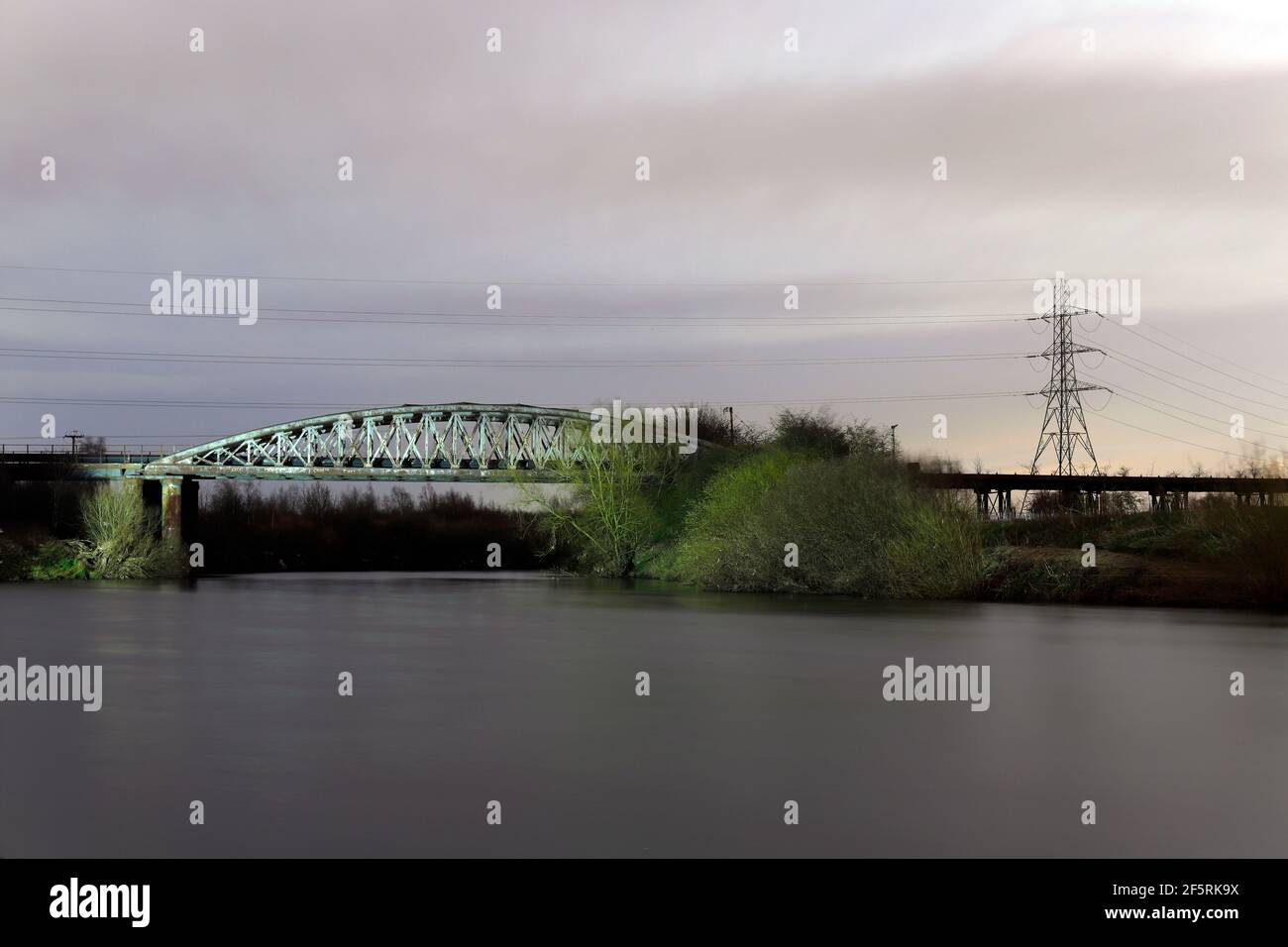 Castleford Viaduct è un ponte ferroviario abbandonato, che trasportava carbone dall'Open Cast Coal Site di St Aidan e dalla Allerton Bywater Colliery Foto Stock