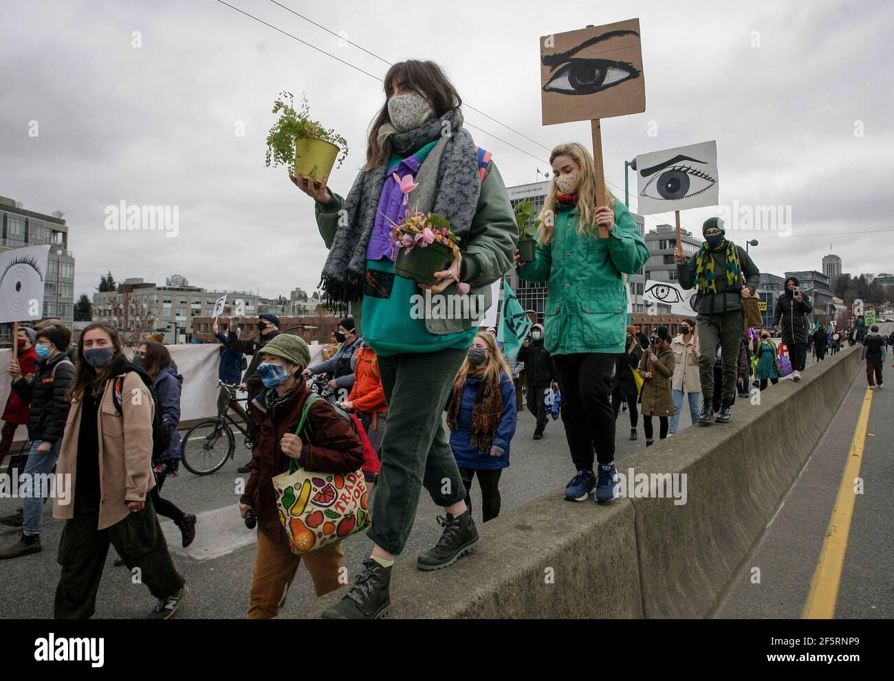 Vancouver, Canada. 27 Marzo 2021. La gente marcia durante una protesta contro il cambiamento climatico a Vancouver, British Columbia, Canada, il 27 marzo 2021. Credit: Liang Sen/Xinhua/Alamy Live News Foto Stock