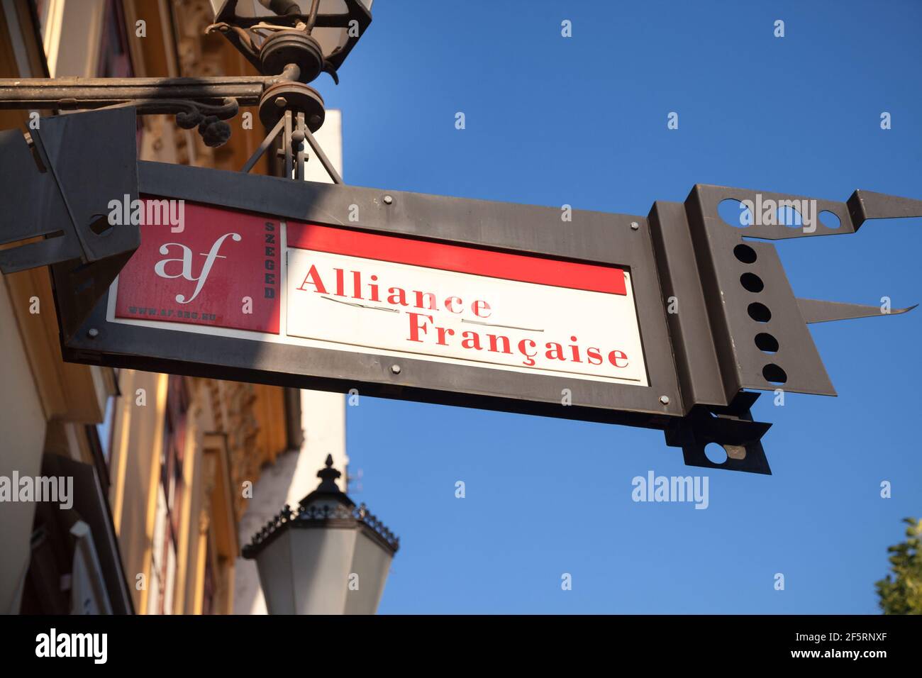 SZEGED, UNGHERIA - 2 LUGLIO 2018: Logo dell'alleanza francese (Alliance Francaise) sul loro quartier generale per Szeged. Alliance Francaise, o AF, è responsabile del pr Foto Stock
