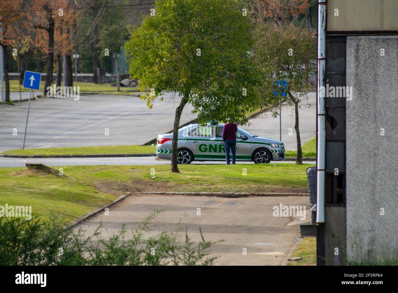 GNR guarda nacional republicana, polizia portoghese pattuglia auto alla ricerca di infrazioni o polizia parlare con un cittadino in pattuglia auto. Forze di polizia europee Foto Stock