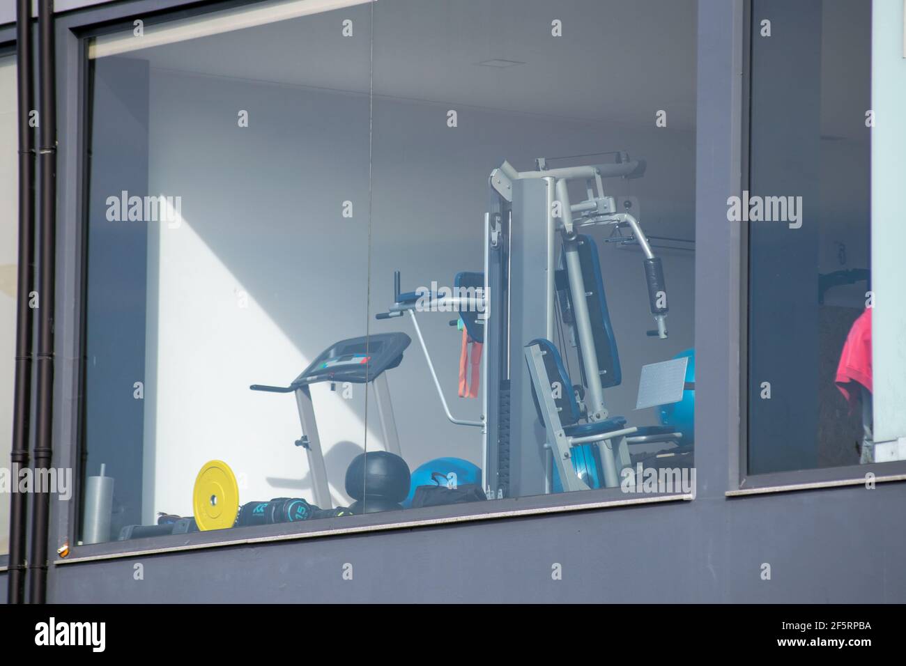 Palestra personale o palestra domestica per l'esercizio fisico e la manutenzione della salute del corpo in covid19 volte. Palestra privata per bodybuilding e carfio fitness e allenarsi. Foto Stock