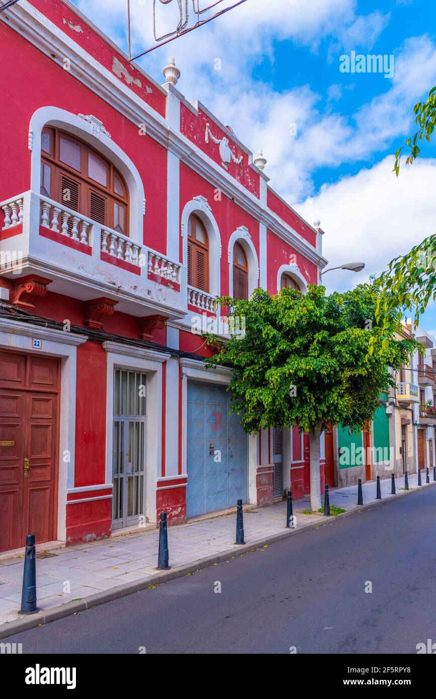 Strada stretta nel centro storico di Telde, Gran Canaria, isole Canarie, Spagna. Foto Stock