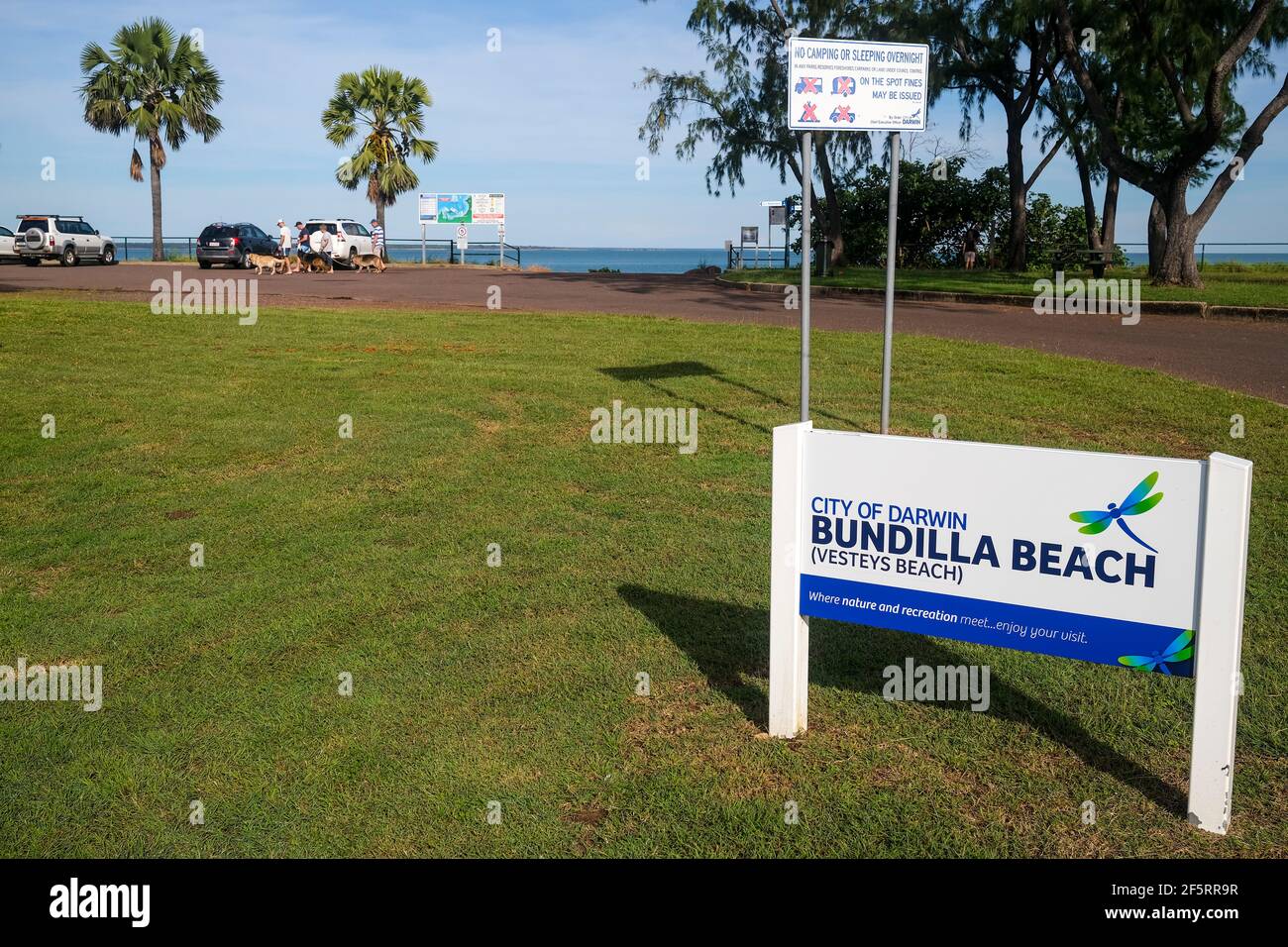 Segno con il nuovo nome per Bundilla Beach, precedentemente conosciuto come Vesteys Beach, a Darwin, territorio del Nord dell'Australia Foto Stock