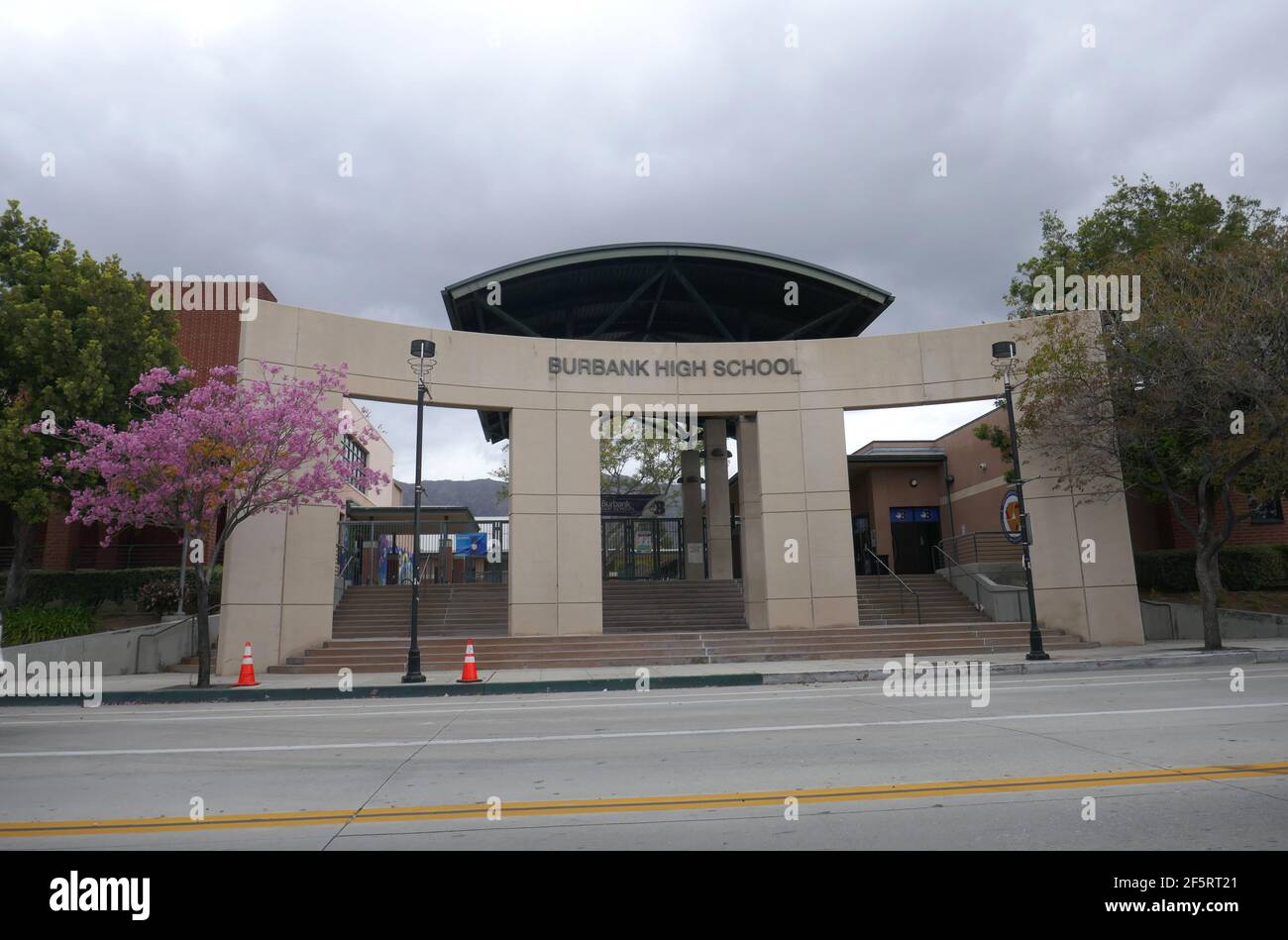 Burbank, California, USA 25 marzo 2021 UNA visione generale dell'atmosfera della Burbank High School i cui ex studenti includono il regista Tim Burton, l'attore Evan Peters, l'attrice Blake Lively, l'attrice Debbie Reynolds, l'attrice Theresa Russell, Attrice Kim Fields, attrice dove Cameron, attore Vic Tayback, acorn Mitch Vogel, giocatori di baseball Freddy Sanchez, James Mouton, Jason Chandler, Ralph Botting il 25 marzo 2021 a Burbank, California, USA. Foto di Barry King/Alamy Stock foto Foto Stock