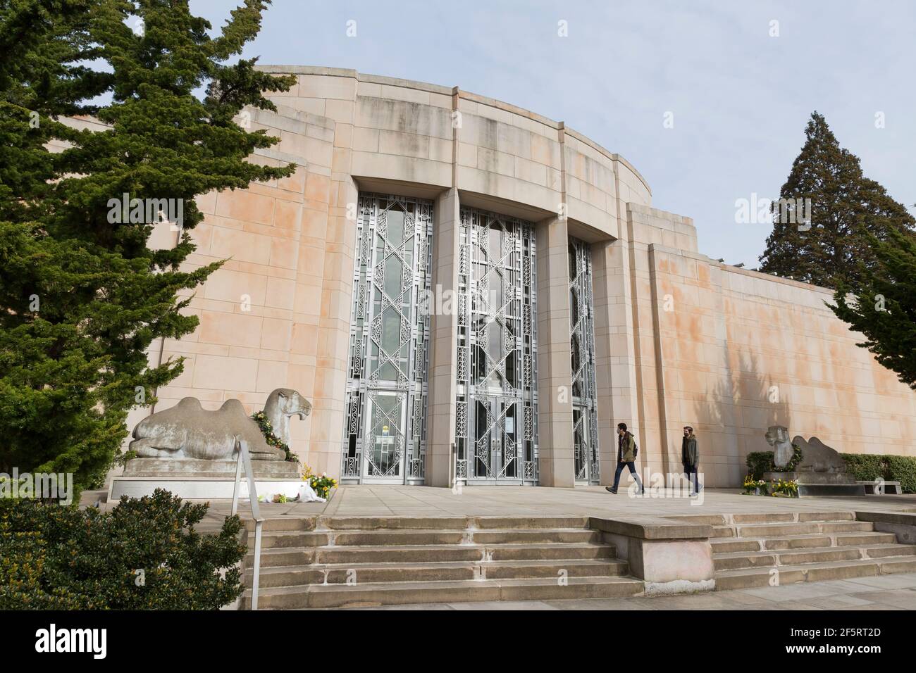 Seattle, Washington, Stati Uniti. 27 marzo 2021. I visitatori onorano le vittime delle sparatorie di Atlanta in un memoriale al Seattle Asian Art Museum. Il museo ospita un weekend ‘Smemoriale della comunità degli odi asiatici in solidarietà con le comunità degli immigrati asiatici americani, isolani del Pacifico e asiatici sulla scia di una crescente violenza motivata dalla razza. Credit: Paul Christian Gordon/Alamy Live News Foto Stock