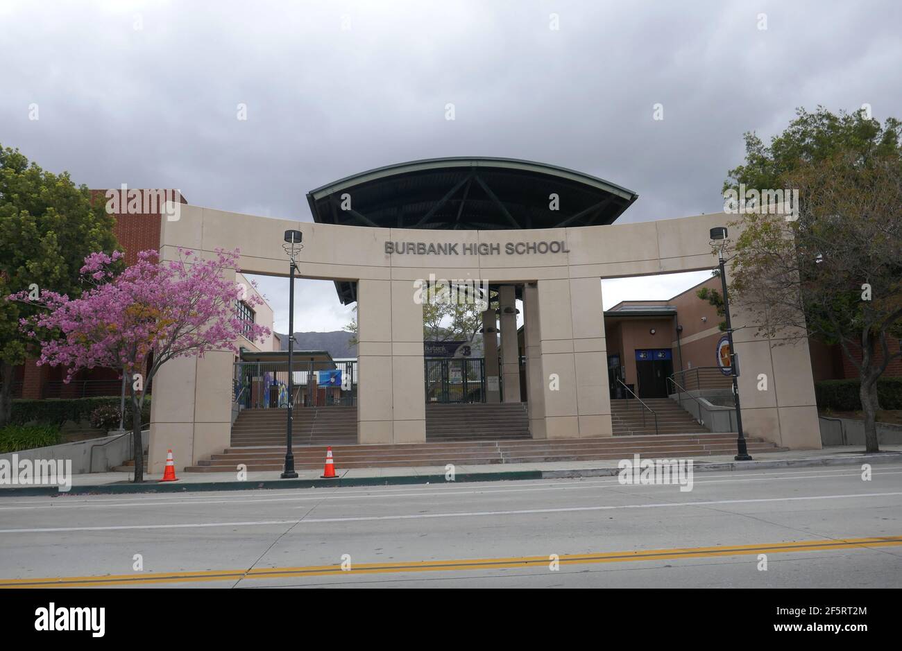 Burbank, California, USA 25 marzo 2021 UNA visione generale dell'atmosfera della Burbank High School i cui ex studenti includono il regista Tim Burton, l'attore Evan Peters, l'attrice Blake Lively, l'attrice Debbie Reynolds, l'attrice Theresa Russell, Attrice Kim Fields, attrice dove Cameron, attore Vic Tayback, acorn Mitch Vogel, giocatori di baseball Freddy Sanchez, James Mouton, Jason Chandler, Ralph Botting il 25 marzo 2021 a Burbank, California, USA. Foto di Barry King/Alamy Stock foto Foto Stock