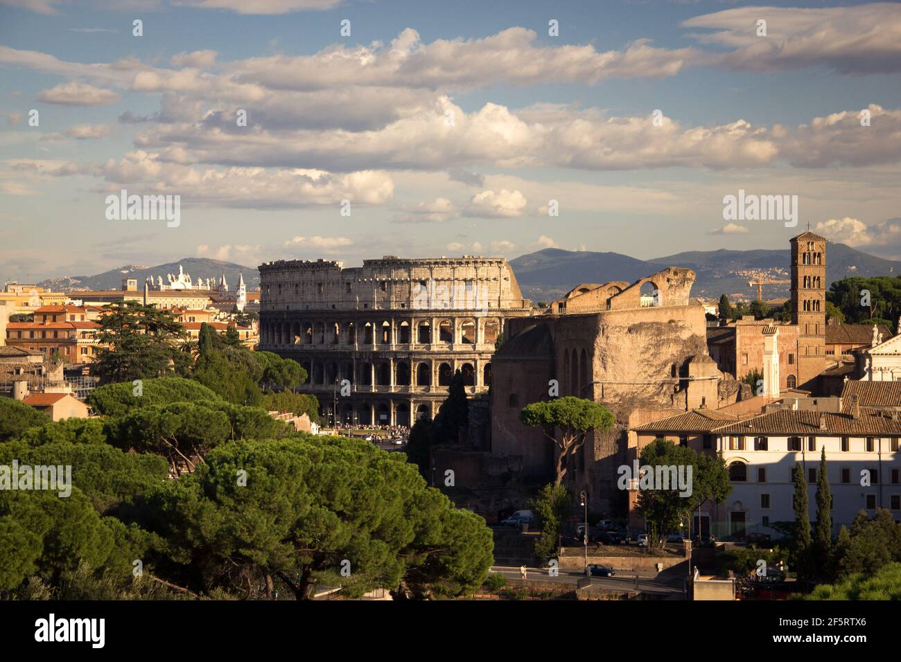 Il Colosseo è un anfiteatro ellittico situato nel centro di Roma. Costruito in cemento e pietra, è stato il più grande anfiteatro Foto Stock