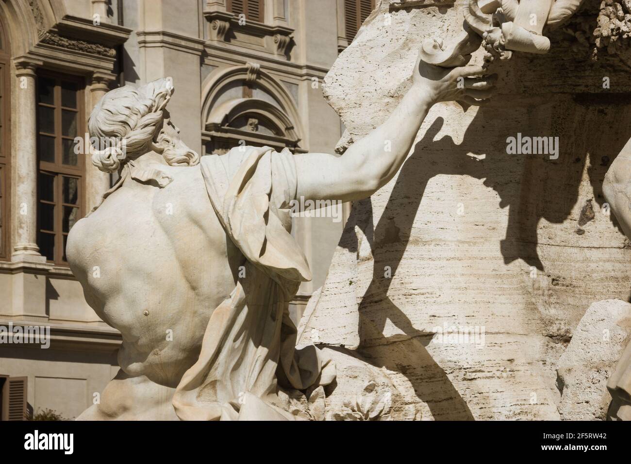 Particolare che mostra il fiume-dio Danubio sulla Fontana dei quattro fiumi, che è una fontana in Piazza Navona a Roma, i Foto Stock