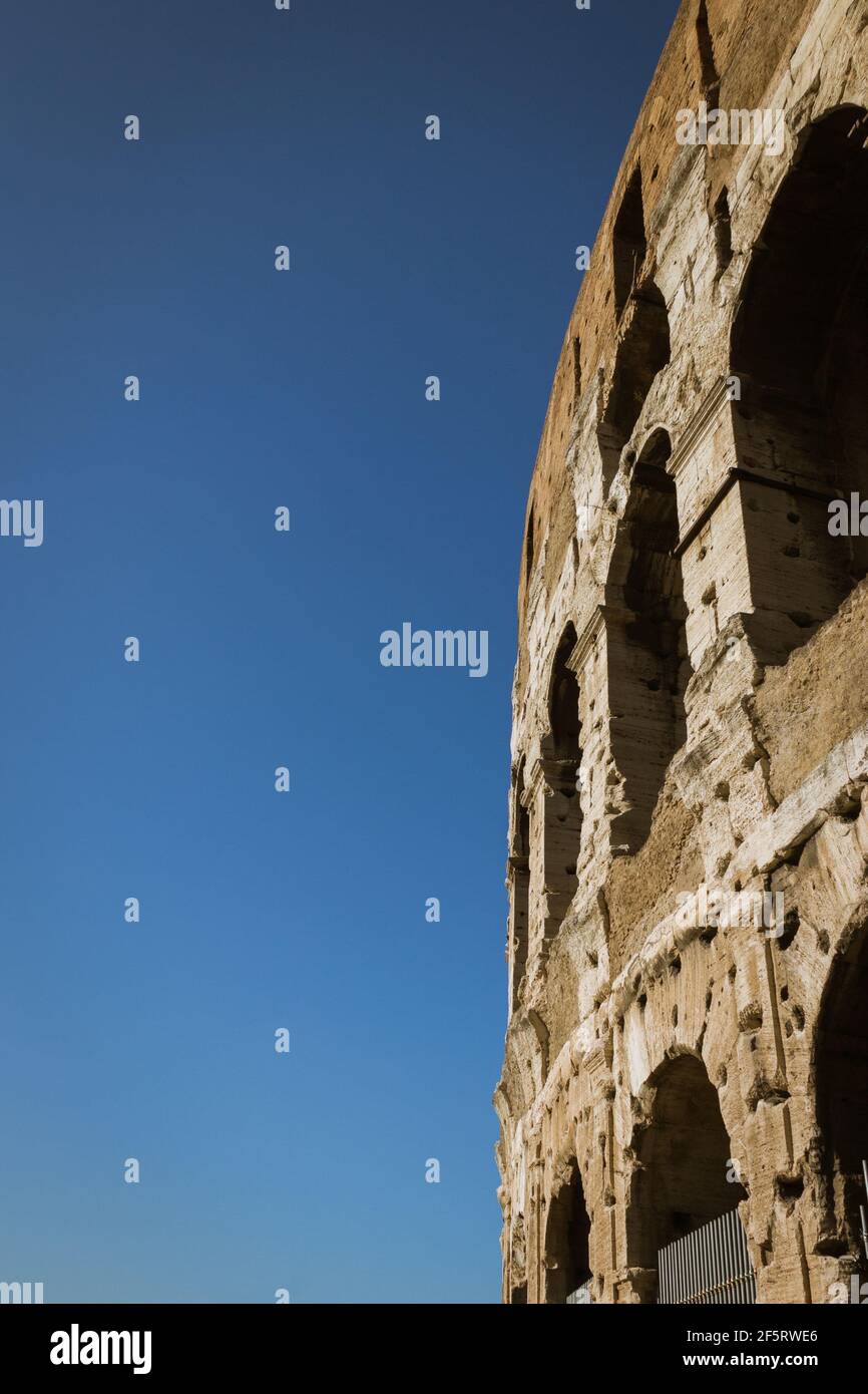 Il Colosseo è un anfiteatro ellittico di Roma. Era il più grande anfiteatro dell'Impero Romano ed è considerato uno dei più grandi Foto Stock