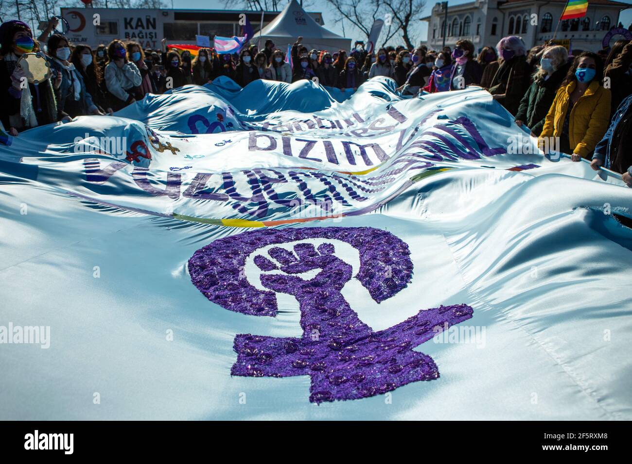 Istanbul, Turchia. 27 Marzo 2021. I manifestanti hanno una bandiera enorme durante la manifestazione. Le persone si sono riunite a Kadikoy per protestare contro la decisione del governo turco di ritirarsi dalla Convenzione di Istanbul, un trattato internazionale volto a salvaguardare le donne dalla violenza di genere. (Foto di Osman Sadi Temizel/SOPA Images/Sipa USA) Credit: Sipa USA/Alamy Live News Foto Stock