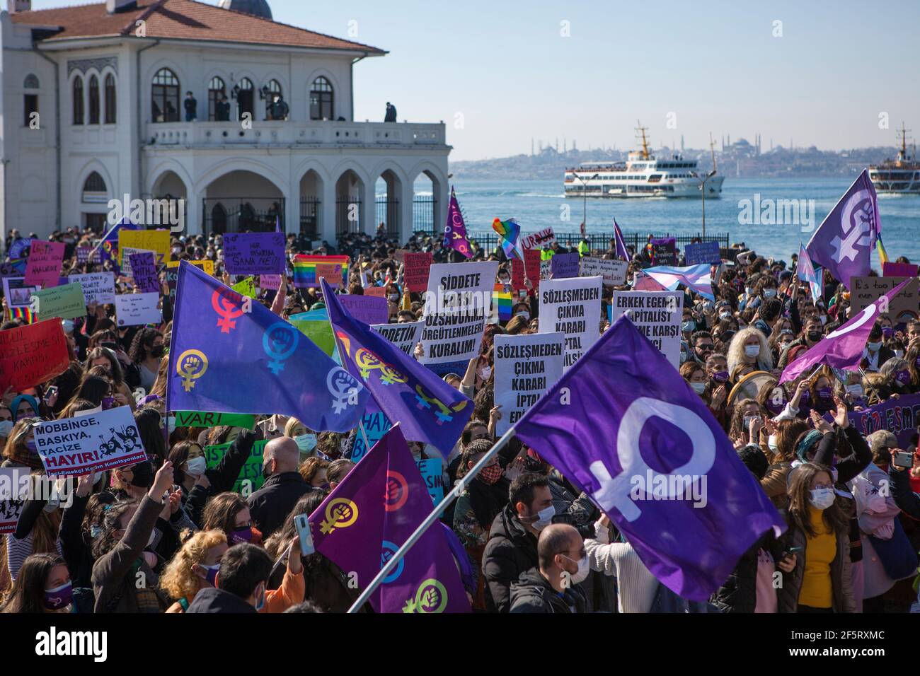 Istanbul, Turchia. 27 Marzo 2021. I manifestanti tengono cartelli durante la manifestazione. Le persone si sono riunite a Kadikoy per protestare contro la decisione del governo turco di ritirarsi dalla Convenzione di Istanbul, un trattato internazionale volto a salvaguardare le donne dalla violenza di genere. (Foto di Osman Sadi Temizel/SOPA Images/Sipa USA) Credit: Sipa USA/Alamy Live News Foto Stock