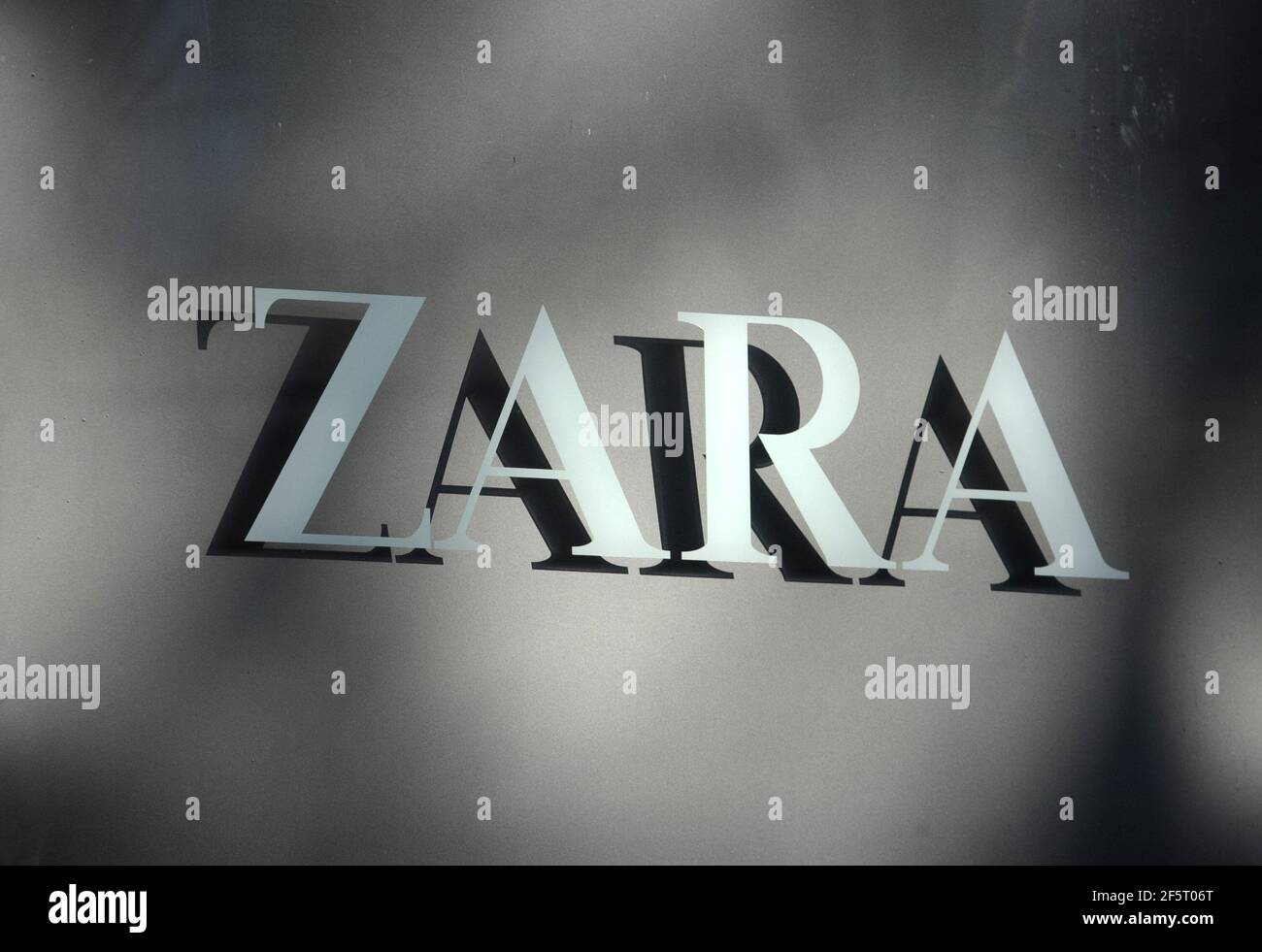 Un logo di ZARA di un rivenditore di abbigliamento spagnolo è visto in una  finestra di un negozio di marca Zara a Kiev Foto stock - Alamy