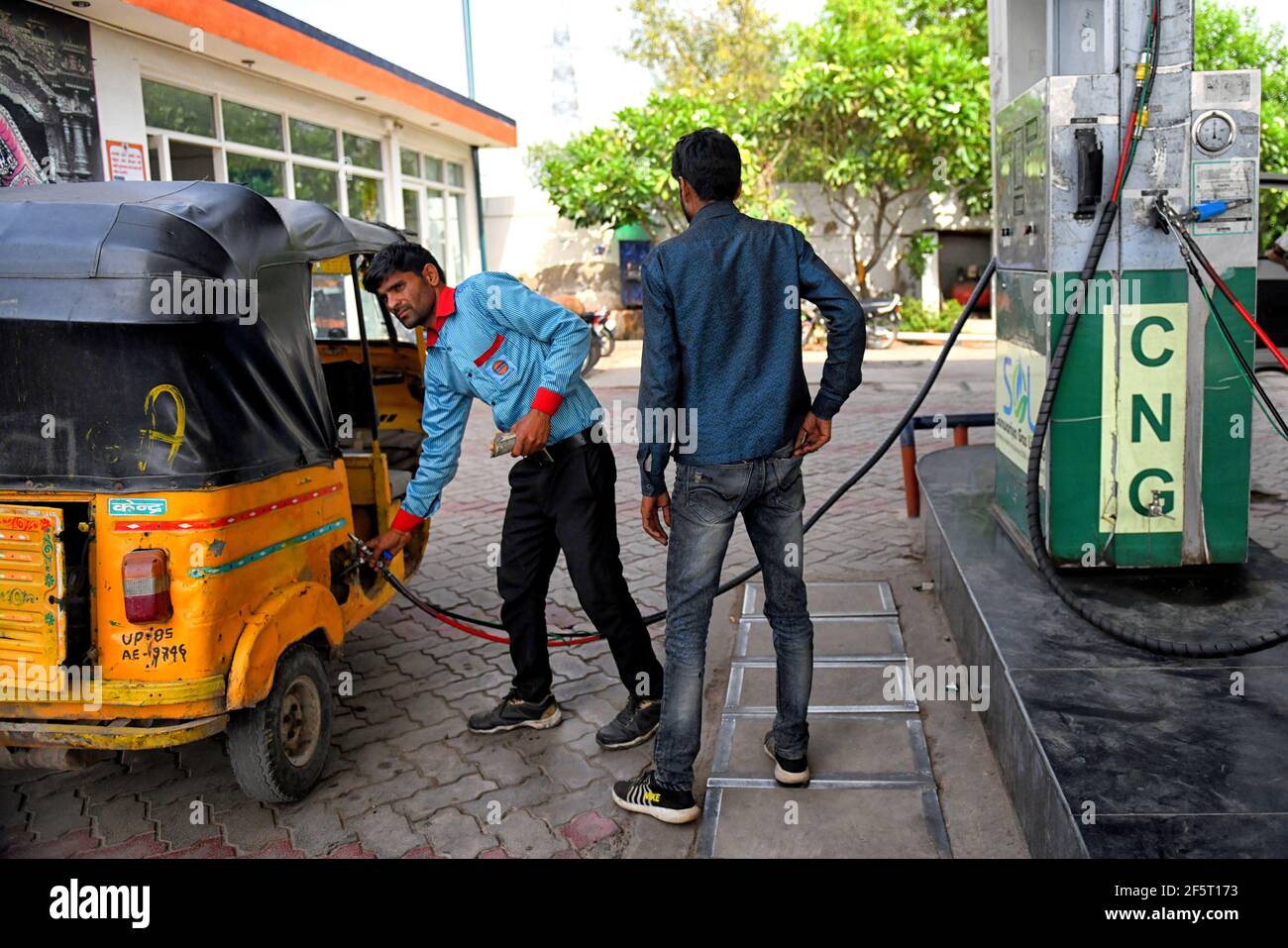 Vrindavan, India. 24 Marzo 2021. Un lavoratore ricarica un veicolo da CNG (gas naturale compresso) che è un'alternativa eco-friendly alla benzina in una stazione di rifornimento CNG.CNG carburante è più sicuro di benzina e diesel perché è non tossico e meno dannoso per l'ambiente a causa dell'aumento di prezzo di benzina e diesel, Un migliore ambiente amichevole sostituto auto CNG stanno diventando popolari nel mercato indiano. Credit: SOPA Images Limited/Alamy Live News Foto Stock