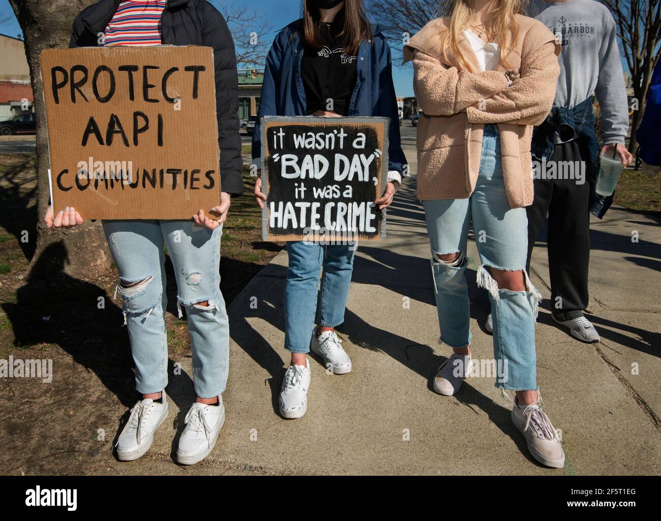 Boston, Massachusetts, USA, 27 marzo 2021. Fermare la violenza anti-asiatica: Circa 100 neri, asiatici, ispanici e caucasici si sono riuniti in Piazza Nubiana nel quartiere di Roxbury a Boston per chiedere una fermata alla violenza anti-asiatica. La giornata nazionale d'azione sponsorizzata dalle dimostrazioni della Answer Coalition si è svolta in 60 città statunitensi il 27 marzo 2021. Credit: Chuck Nacke / Alamy Live News Foto Stock