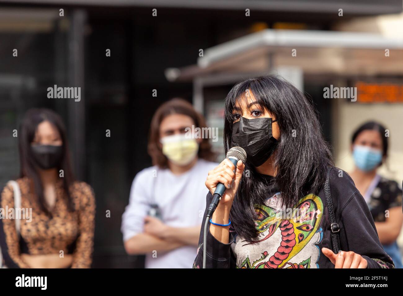 Washington, DC, USA, 27 marzo 2021. Nella foto: Hadra, un attivista con studenti contro l'imperialismo alla George Washington University, parla a circa 100 persone riunite per protestare contro la violenza anti-asiatica. Credit: Alison C Bailey/Alamy Live News Foto Stock