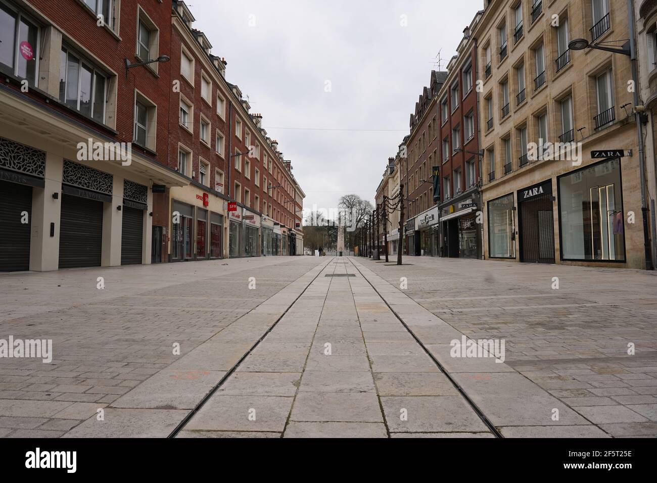 AMIENS, FRANCIA - 21 MARZO 2020 : strade deserte a causa della pandemia di Covid-19. Confinamento nazionale in Francia. Foto Stock