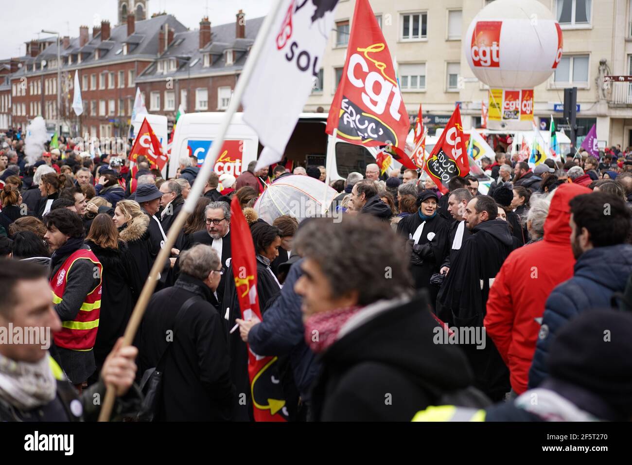 AMIENS, FRANCIA - 9 GENNAIO 2020 : protesta nazionale contro i piani francesi di riforma delle pensioni. Riforme sostenute dal governo del presidente francese Macron Foto Stock