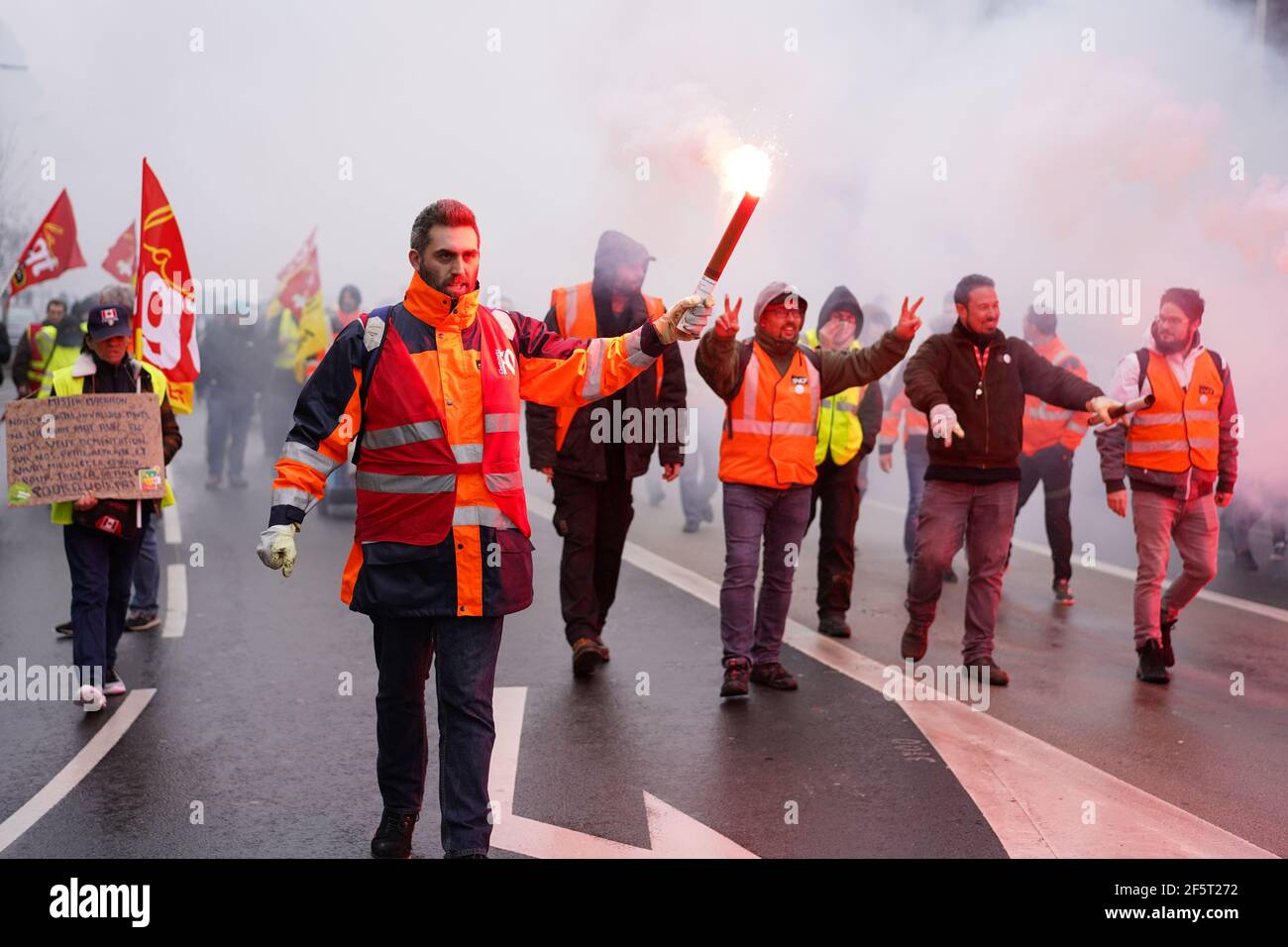 AMIENS, FRANCIA - 9 GENNAIO 2020 : protesta nazionale contro i piani francesi di riforma delle pensioni. Riforme sostenute dal governo del presidente francese Macron Foto Stock