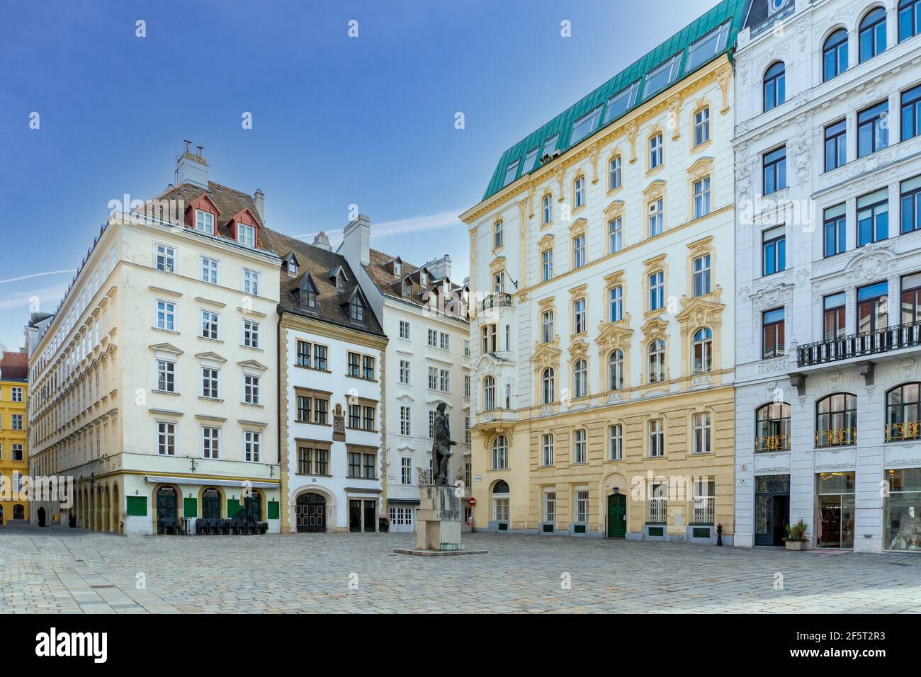 Judenplatz Jewish Square nel centro di Vienna. Luogo famoso e destinazione turistica in una bella giornata senza persone. Foto Stock