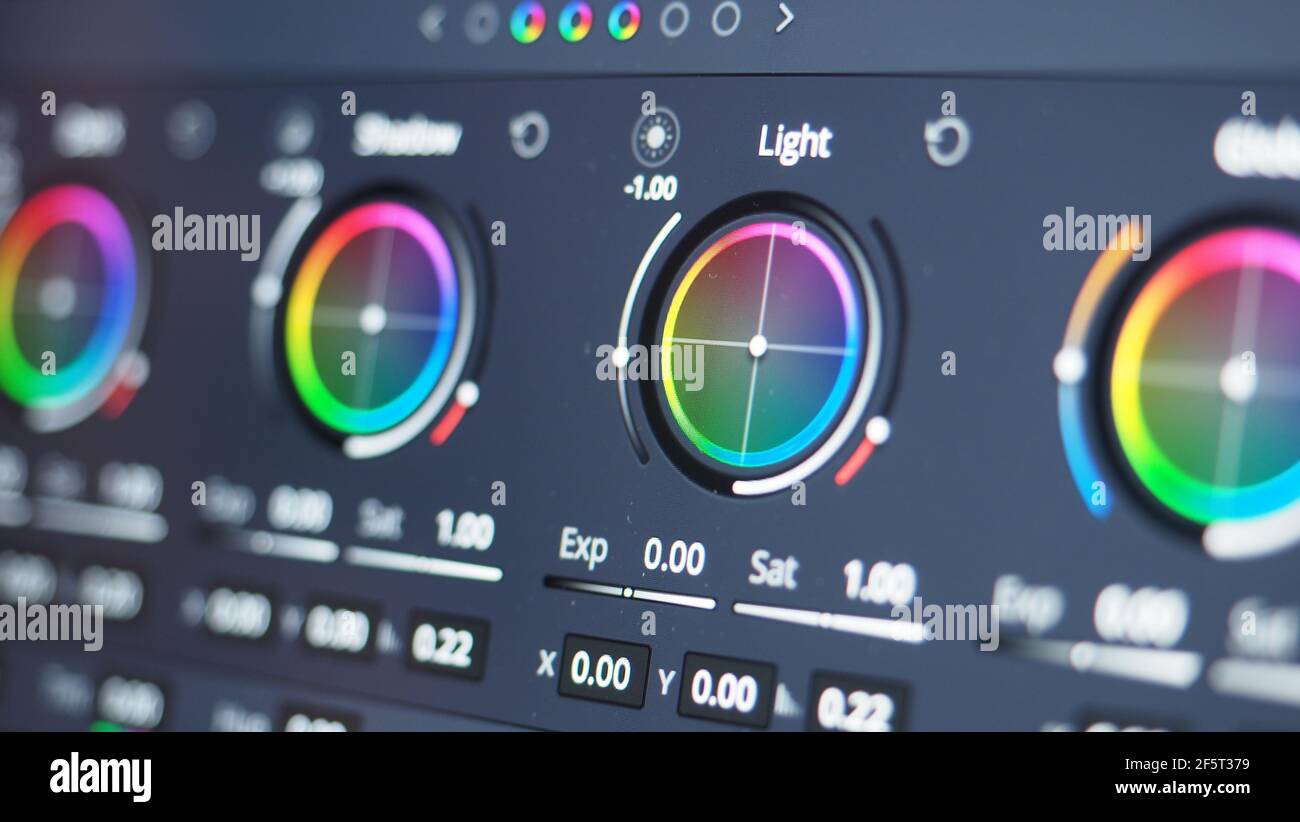 Monitor di classificazione dei colori. Grafico dell'indicatore di correzione del colore RGB sullo schermo durante il processo di post-produzione. Fase di telecine in processi di produzione di video o film Foto Stock