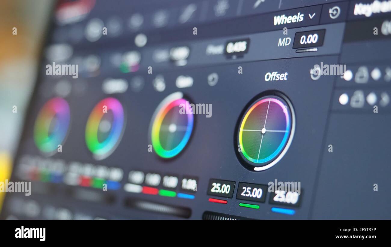 Monitor di classificazione dei colori. Grafico dell'indicatore di correzione del colore RGB sullo schermo durante il processo di post-produzione. Fase di telecine in processi di produzione di video o film Foto Stock