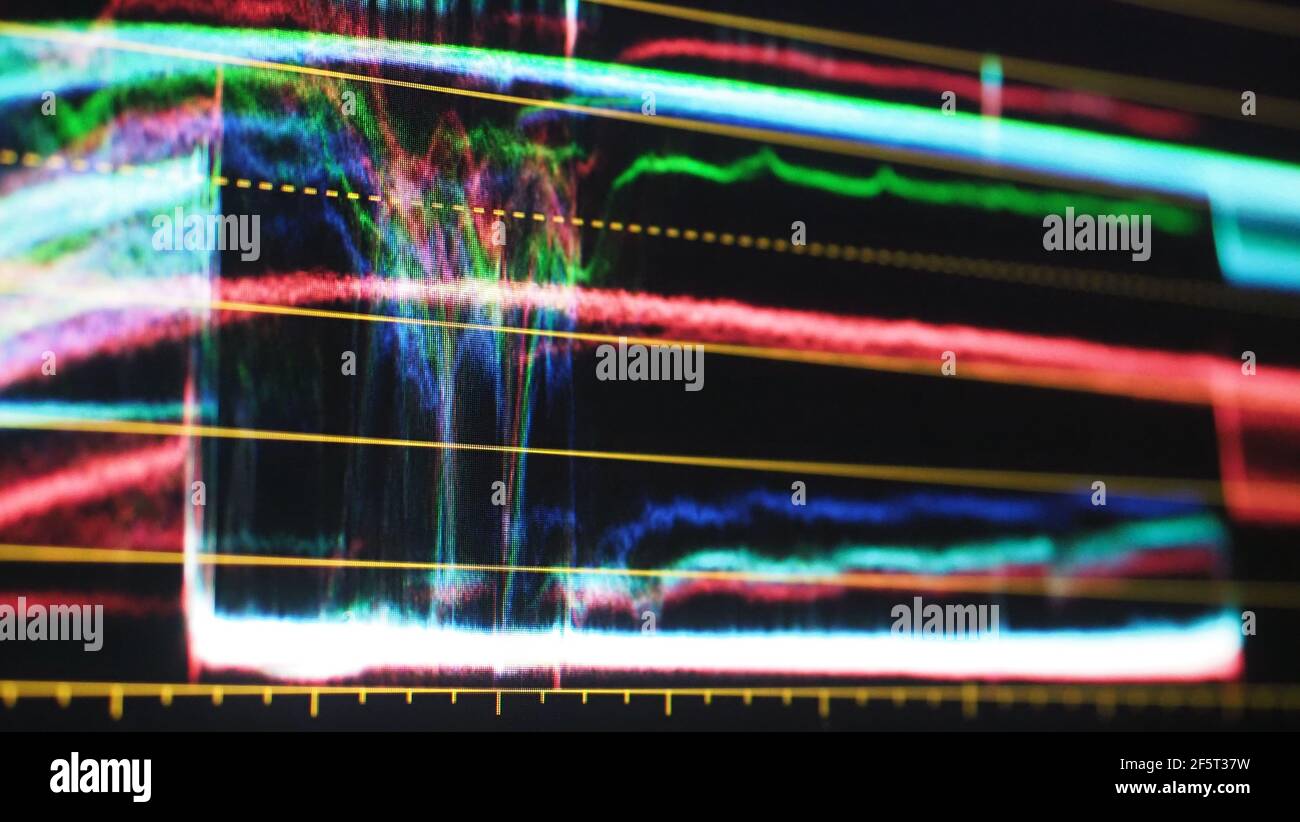 Monitor di classificazione dei colori. Grafico dell'indicatore di correzione del colore RGB sullo schermo durante il processo di post-produzione. Fase di telecine in processi di produzione di video o film Foto Stock