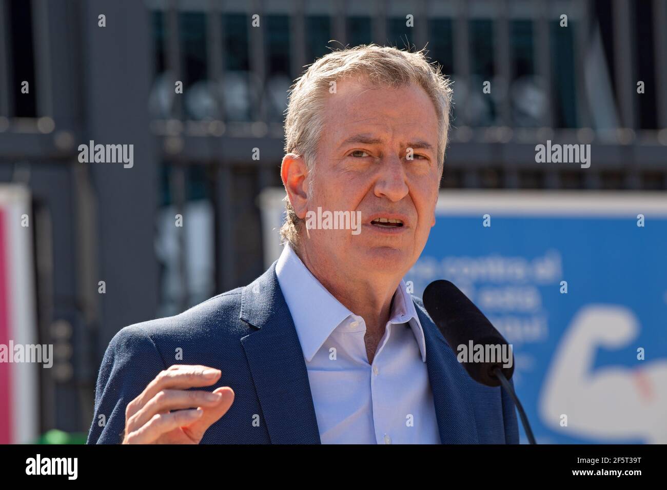 NEW YORK, NY - MARZO 27: Il Sindaco di New York Bill de Blasio parla ai media al sito di vaccinazione di massa del coronavirus (COVID-19) allo stadio di baseball Citi Field il 27 Marzo 2021 nel quartiere Queens di New York City. Il sindaco De Balbio e Henry Garrido, direttore esecutivo dell'Unione DC-37, si sono recati in visita nel sito di vaccinazione. L'Unione ha organizzato questa giornata di vaccinazione della DC-37, che ha incoraggiato tutti i membri ammissibili dell'Unione a ricevere il colpo. Credit: Ron Adar/Alamy Live News Foto Stock