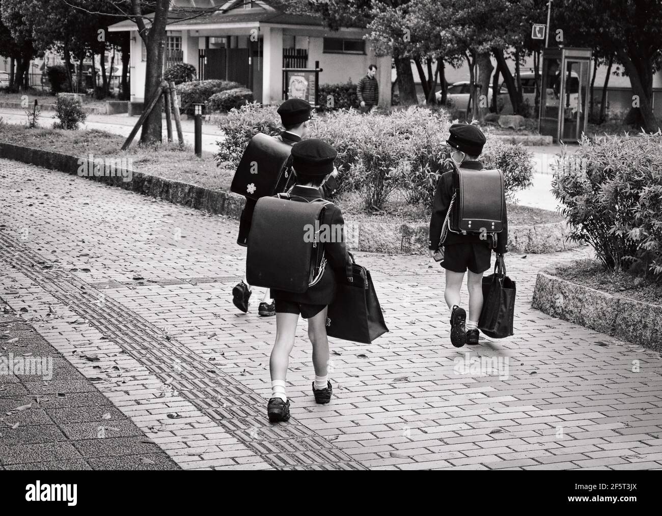 Ragazzi giapponesi che vanno a scuola nella città di Fukuoka (Giappone), 04-07-2015 Foto Stock