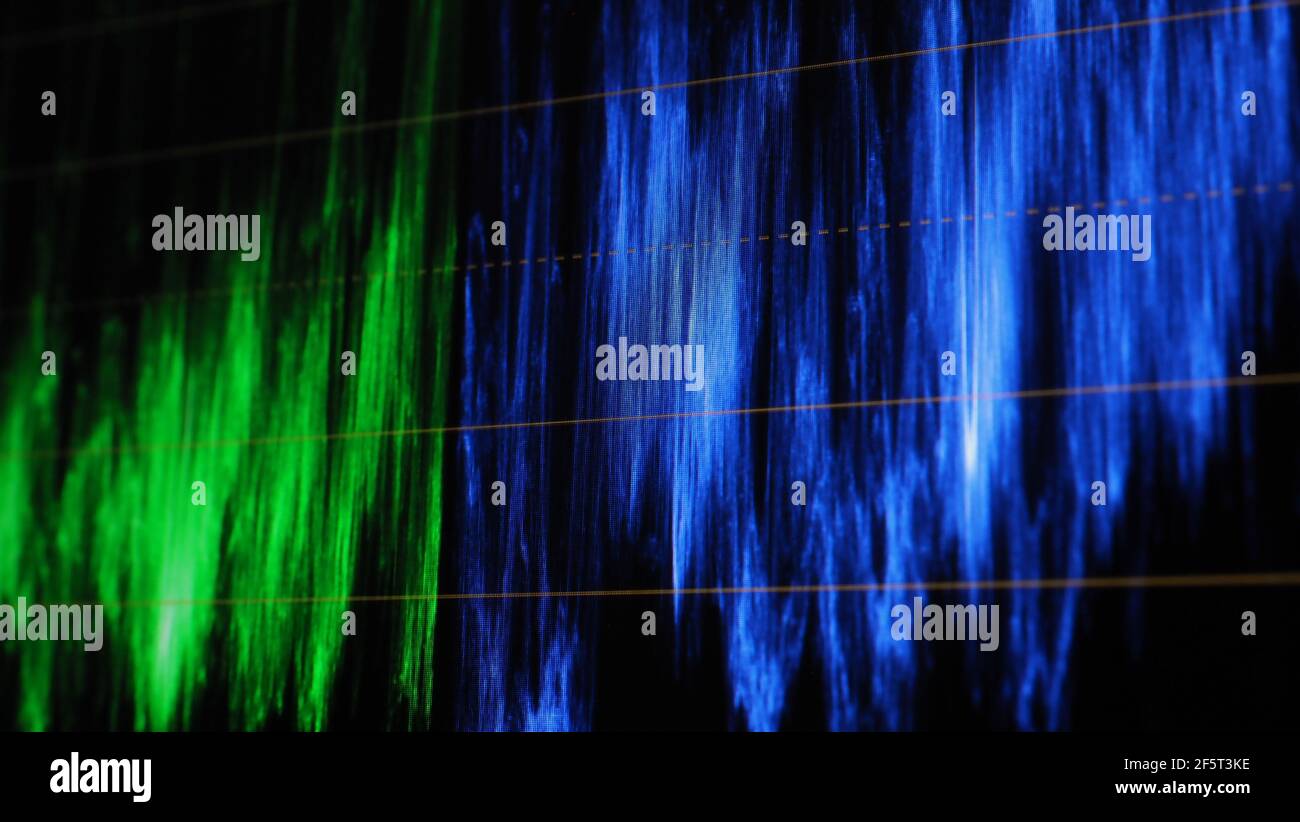 Monitor di classificazione dei colori. Grafico dell'indicatore di correzione del colore RGB sullo schermo durante il processo di post-produzione. Fase di telecine in processi di produzione di video o film Foto Stock
