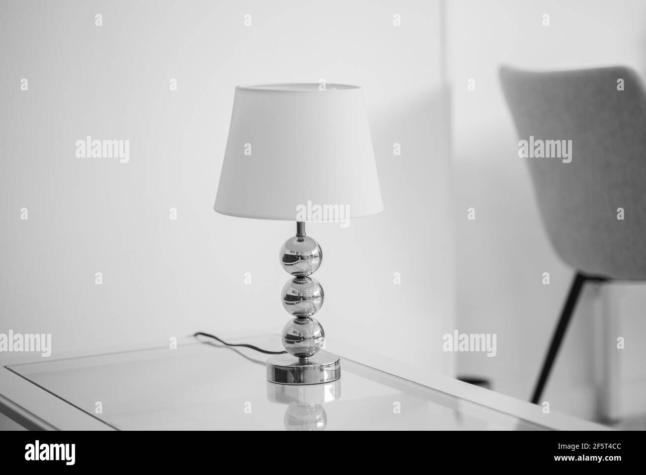 Lampada scrivania moderna decorazione casa minimale interni in bianco e nero foto oggetto Foto Stock