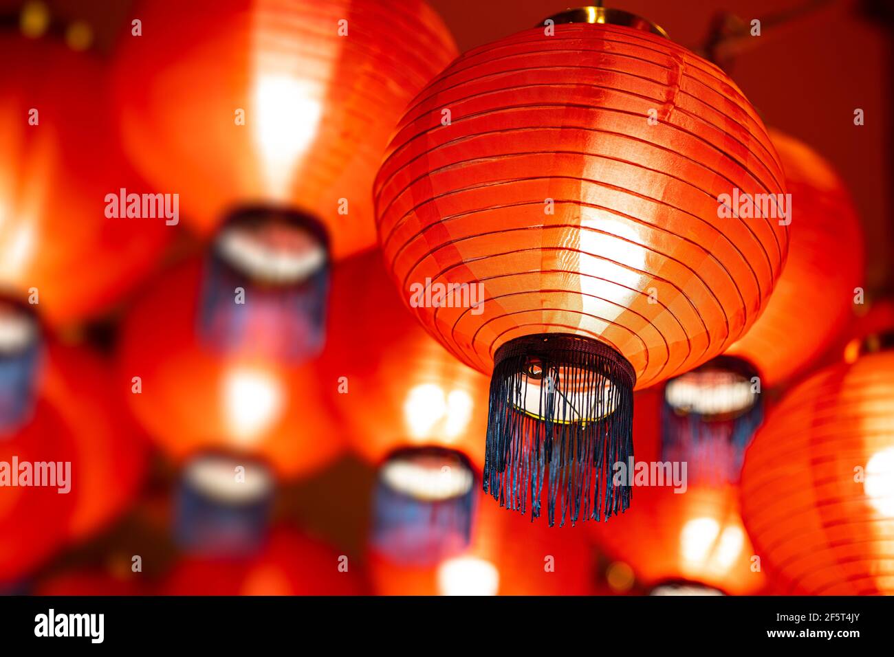 Bella rosso lampada di carta cinese nuovo anno festival decorazione di strada. Foto Stock