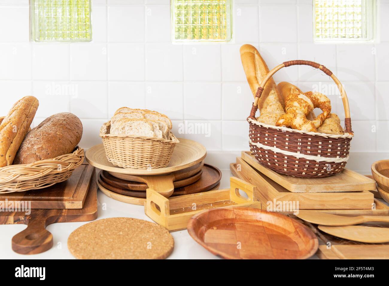 Panino casa fatto su legno decorazione di stoviglie per cibo panificio sfondo Foto Stock