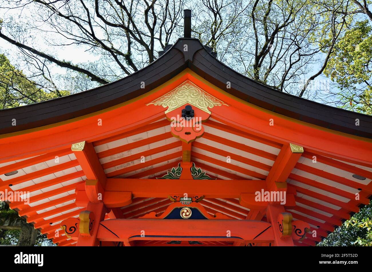 Dettaglio del tetto al Santuario di Sumiyoshi nella città di Fukuoka, Giappone. Questo santuario è dedicato a viaggi sicuri via mare. Foto Stock
