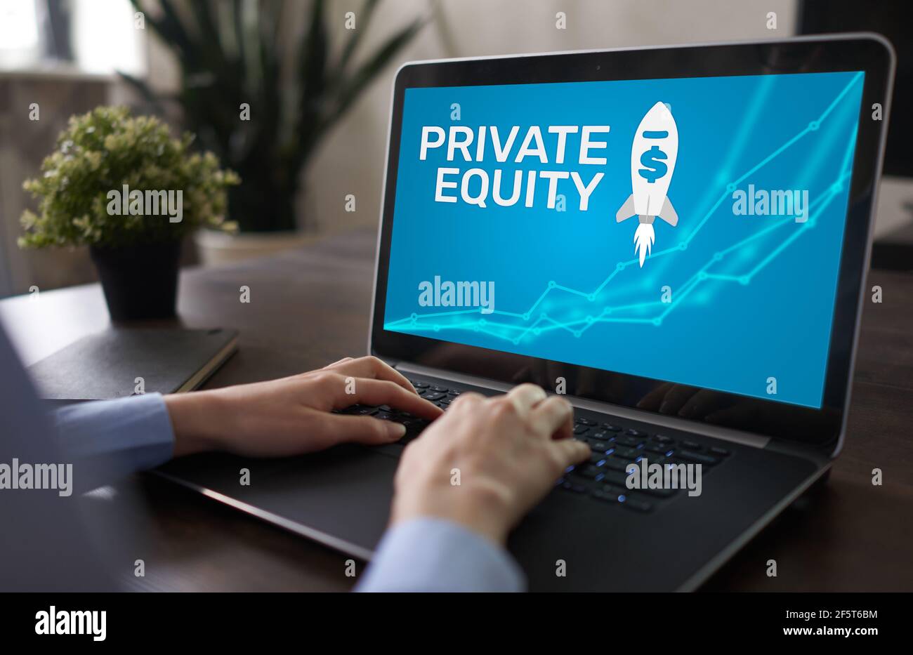 Fondo di private equity, concetto di investimento e negoziazione su schermo. Crescita finanziaria Foto Stock