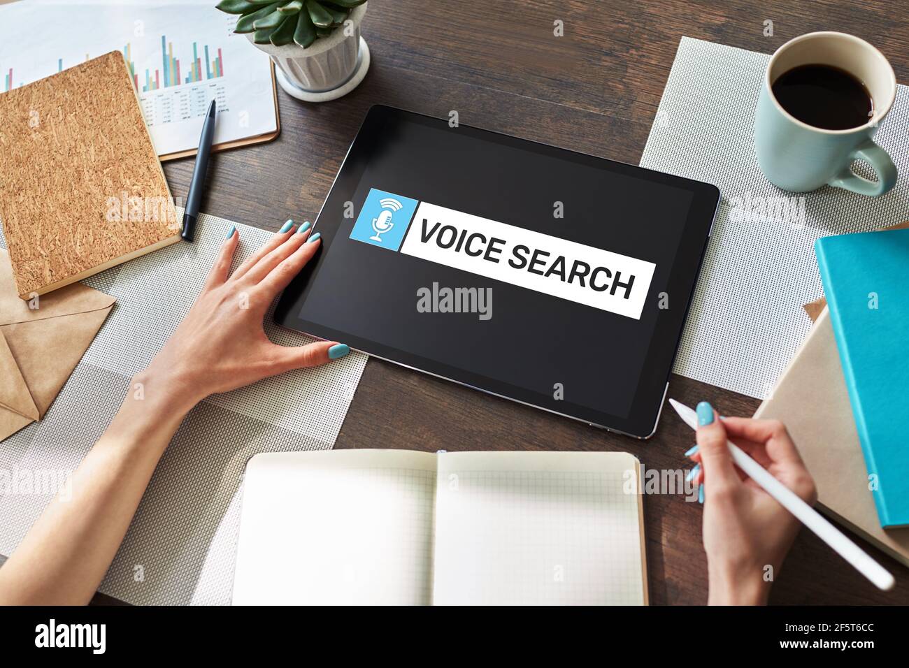 Il servizio di ricerca vocale applicazione sulla schermata del dispositivo. Internet e il concetto di tecnologia Foto Stock