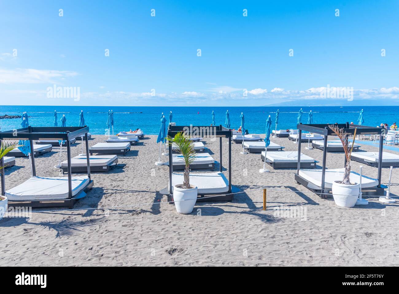 Lettini a Playa de Fanabe a Tenerife, Isole Canarie, Spagna. Foto Stock