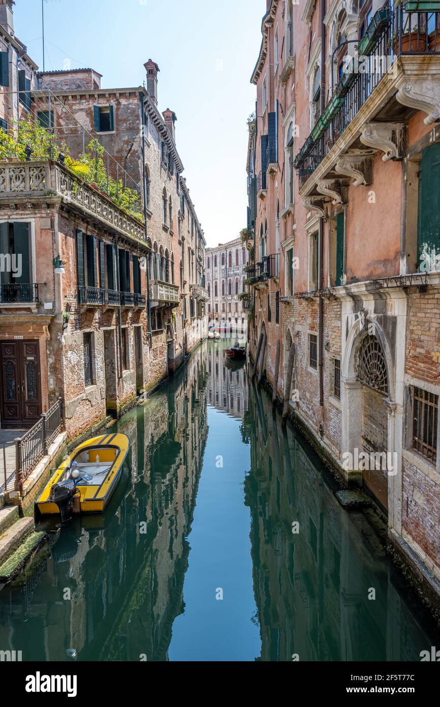 Piccolo canale nel centro storico di Venezia Foto Stock
