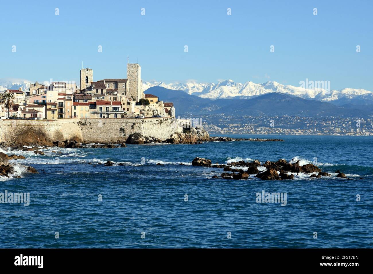 Francia, costa azzurra, la città vecchia di Antibes con i suoi bastioni e la neve Mercantour massiccio. Foto Stock