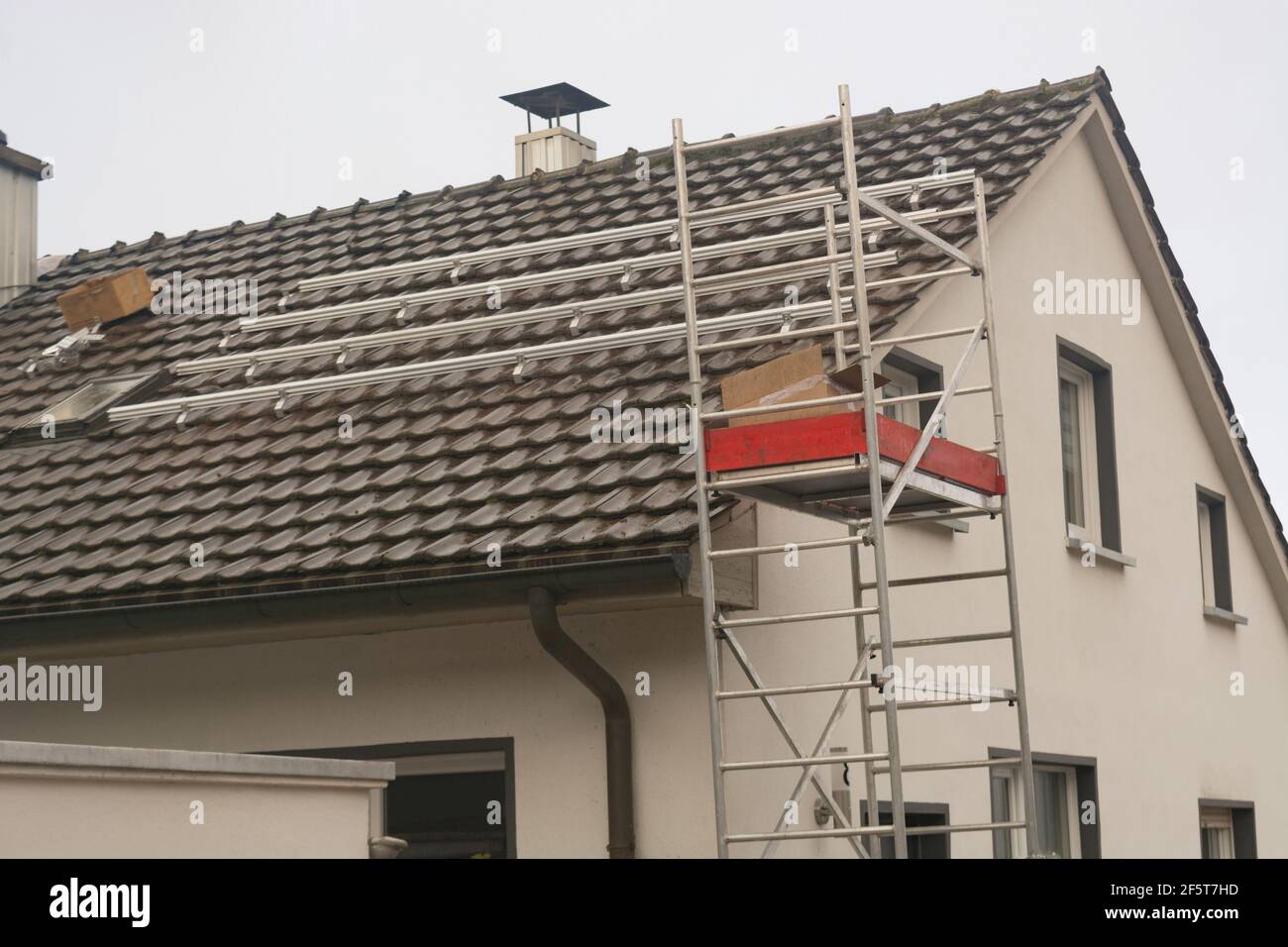Impianto fotovoltaico, pannelli solari sono montati sul tetto Foto Stock