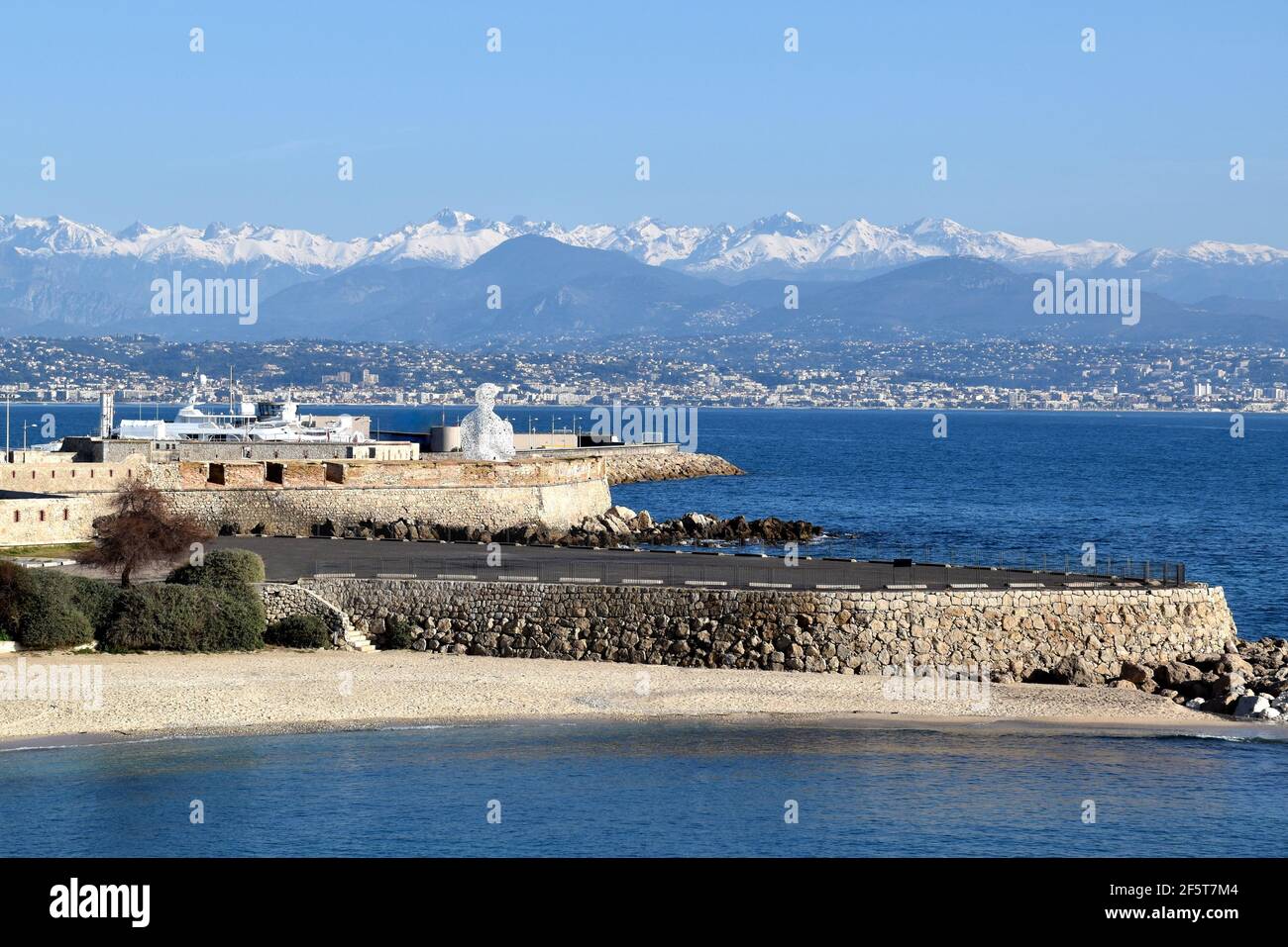 Francia, Antibes, la spiaggia Gravette è situato tra i bastioni e il porto Vauban, con uno sfondo magnifico sulla neve Merano massiccio Foto Stock