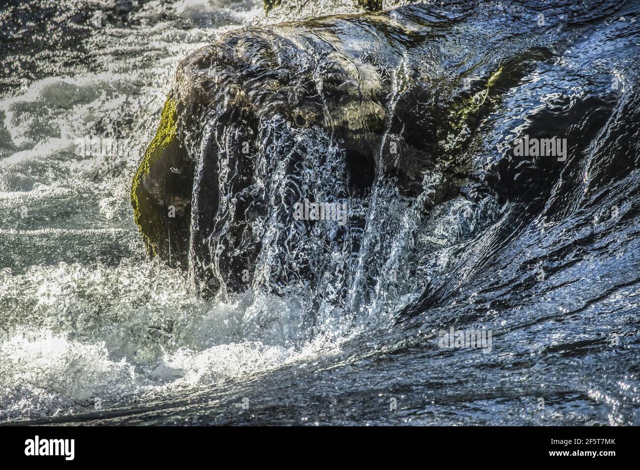 Acqua turbolenta che versa su roccia in Soca Foto Stock