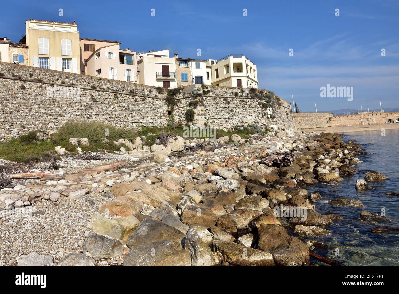 Francia, Antibes, le case del centro storico, i bastioni e la piccola spiaggia di Gravette il cui accesso è al porto. Foto Stock