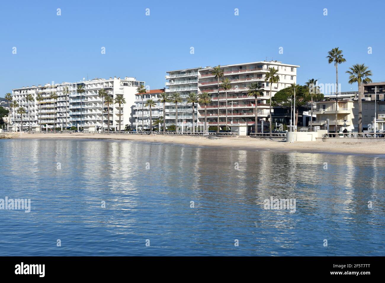 Francia, costa azzurra, Juan les Pins, questa famosa località balneare molto popolare in estate, ha un volto diverso in inverno. Foto Stock
