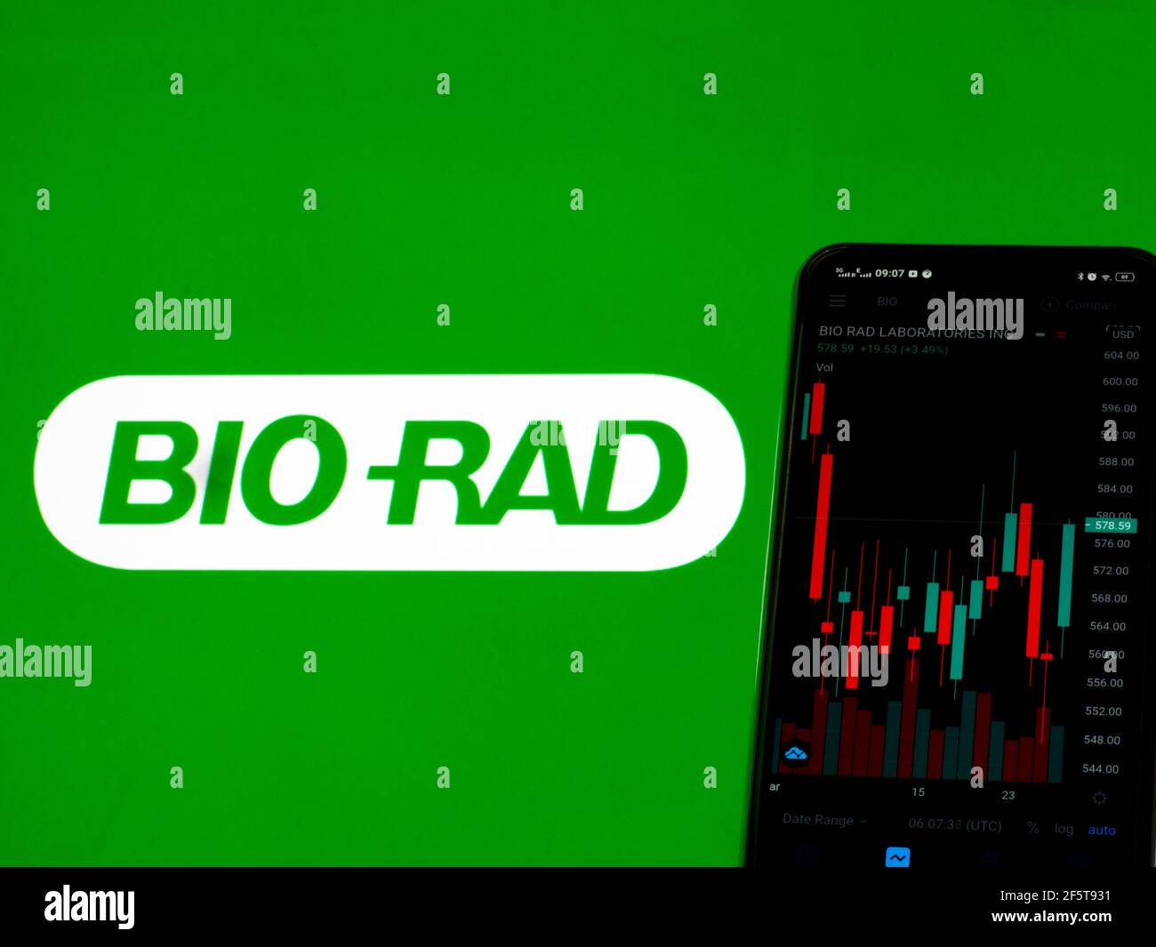 Ucraina. 28 Marzo 2021. In questa illustrazione sono riportate le informazioni del mercato azionario di Bio-Rad Laboratories, Inc. Visualizzate su uno smartphone con il logo Bio-Rad Laboratories, Inc. Sullo sfondo. (Foto di Igor Golovniov/SOPA Images/Sipa USA) Credit: Sipa USA/Alamy Live News Foto Stock
