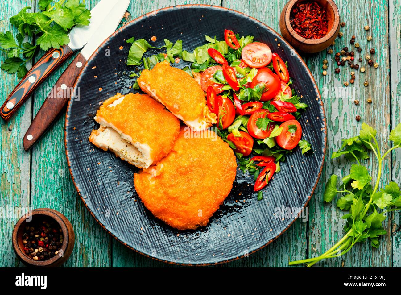 Cotoletta di pollo di Kiev con verdure fresche insalata.cibo ucraino Foto Stock