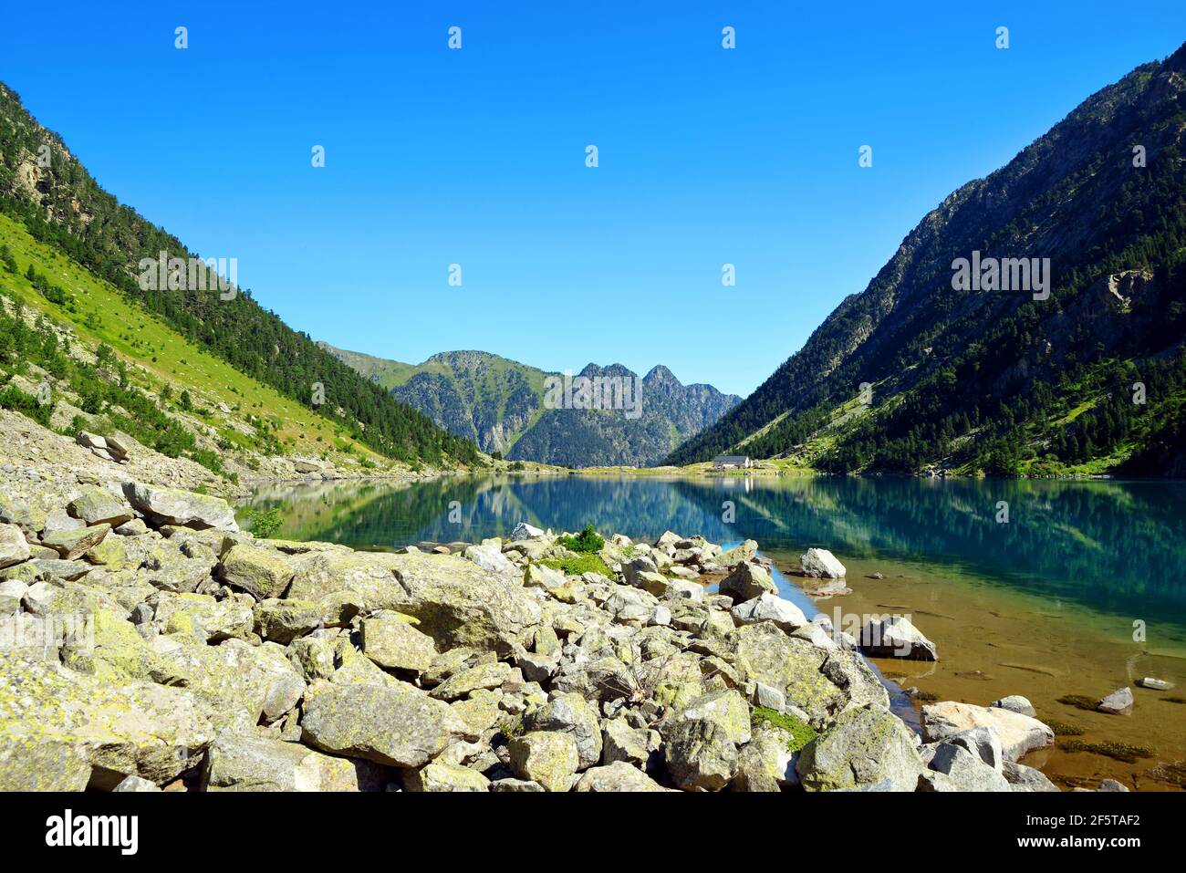 Lago di Gaube vicino villaggio Cauterets nel dipartimento degli alti Pirenei, Francia, Europa. Splendido paesaggio montano in estate. Foto Stock