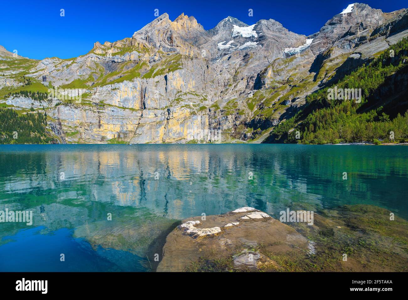 Posizione turistica e turistica pittoresca, splendido lago alpino e splendide montagne innevate con ghiacciai sullo sfondo, lago Oeschinensee, Bernese OB Foto Stock