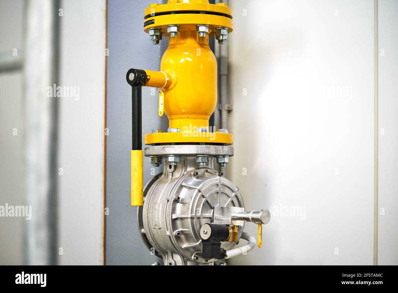 valvola flangie tubo principale regolatore pressione gas Foto Stock