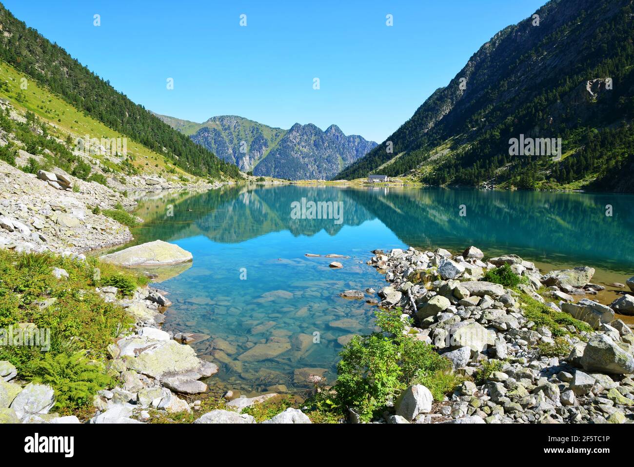 Lago di Gaube vicino villaggio Cauterets nel dipartimento degli alti Pirenei, Francia, Europa. Splendido paesaggio montano in estate. Foto Stock